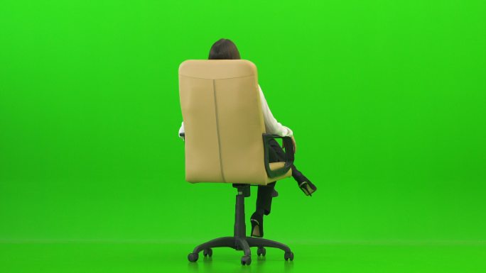 在绿色背景上坐着办公椅的女人