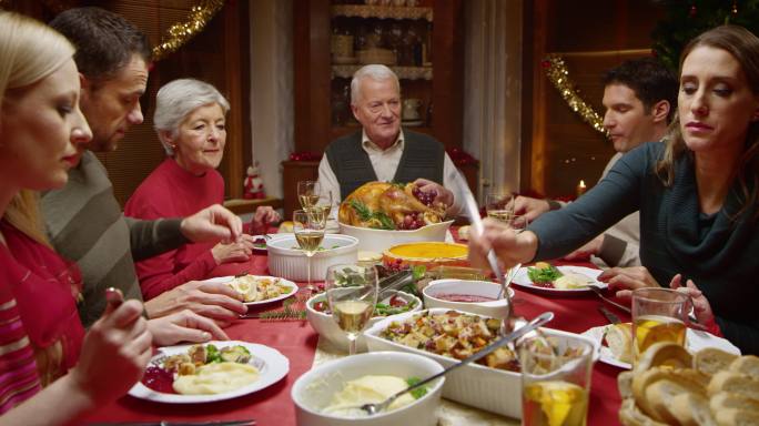 一家人在圣诞晚餐上吃饭聊天