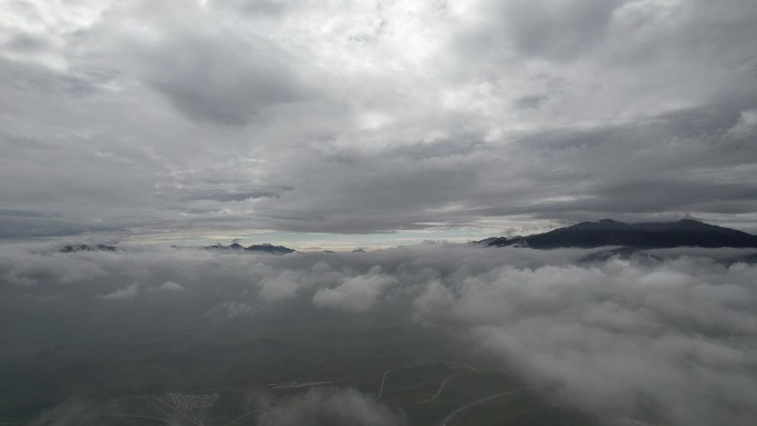 4K前飞云层山脉河流草原