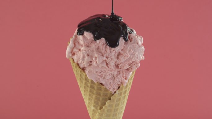 草莓冰淇淋和巧克力酱