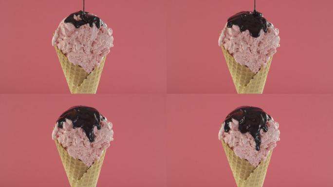 草莓冰淇淋和巧克力酱