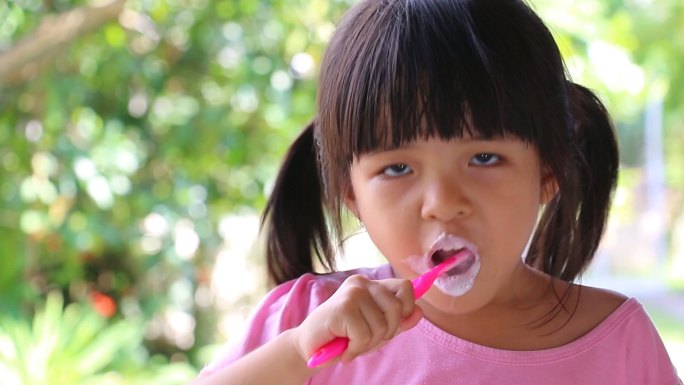 刷牙的小女孩保护牙齿宣传片