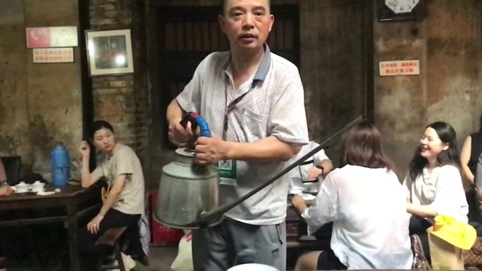 重庆交通茶馆长嘴壶倒茶慢镜头