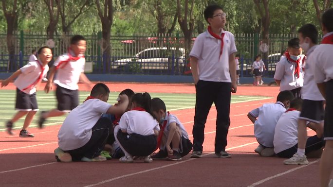 小学校园操场上的学生