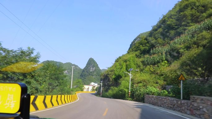 行驶在盘山公路上