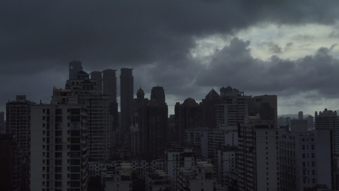 乌云密布城市风雨来袭