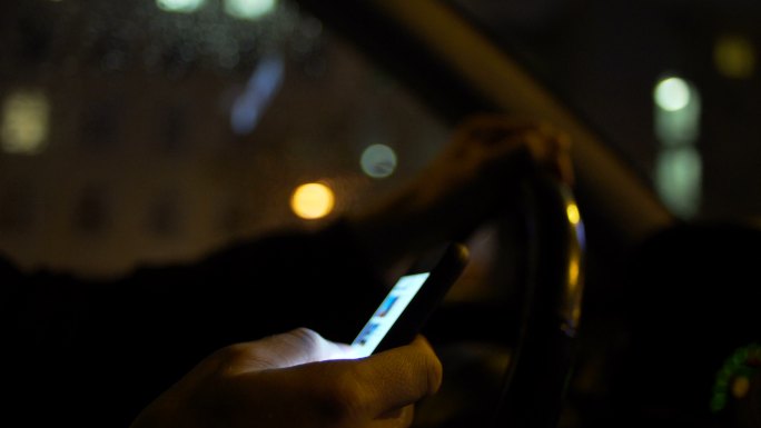 在城市夜间驾驶时使用智能手机