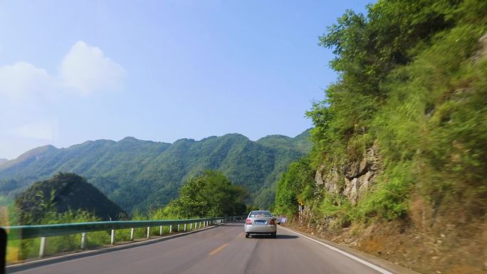 行驶在盘山公路上