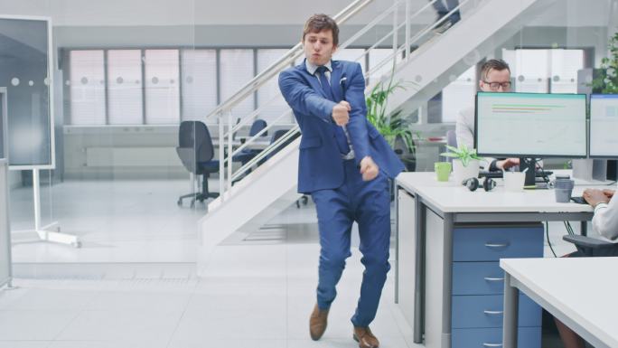 男人在办公室手舞足蹈