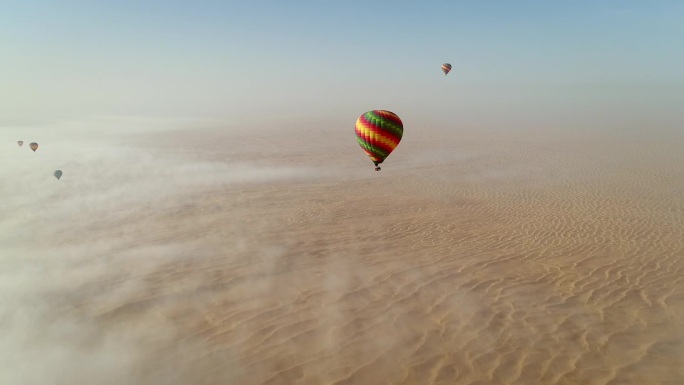 阿联酋迪拜沙漠上热气球在飞行的鸟瞰图。