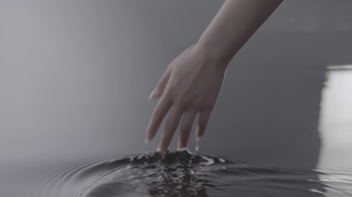 手指抚水撩起涟漪4k素材