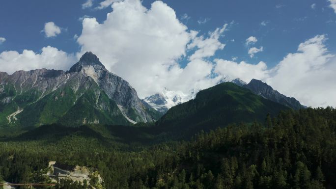 航拍西藏雪山和原始森林