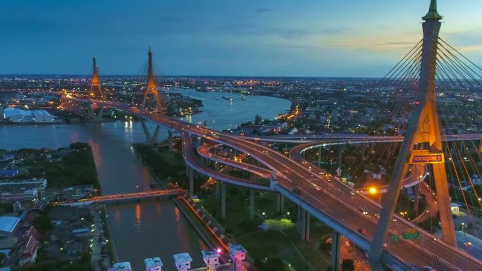 横跨湄南河的普密蓬大桥景观