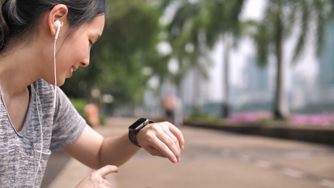 女运动员使用智能手表听音乐