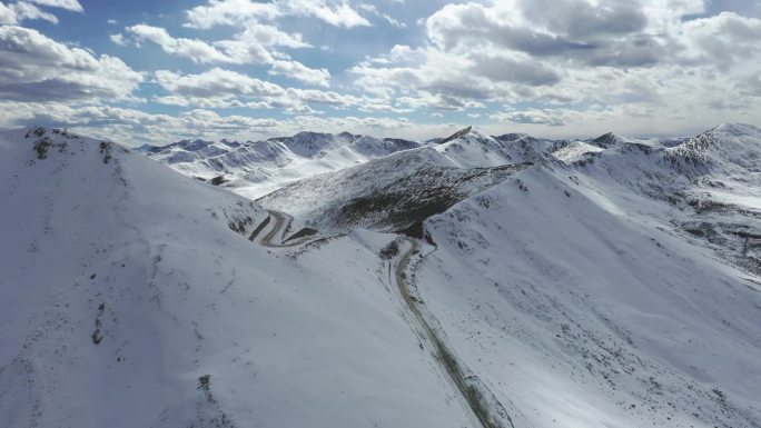 4K航拍雪山蓝天白云下的雪山山脊