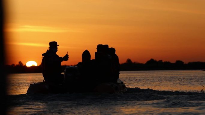救援人员乘坐橡皮艇