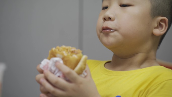 小孩子狼吞虎咽暴饮暴食