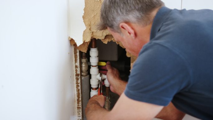 家用水管工用工具修复漏水管道的特写镜头