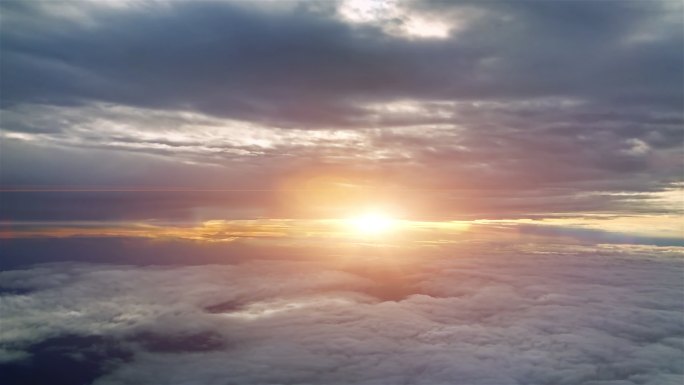 飞机上拍摄的日落天空。
