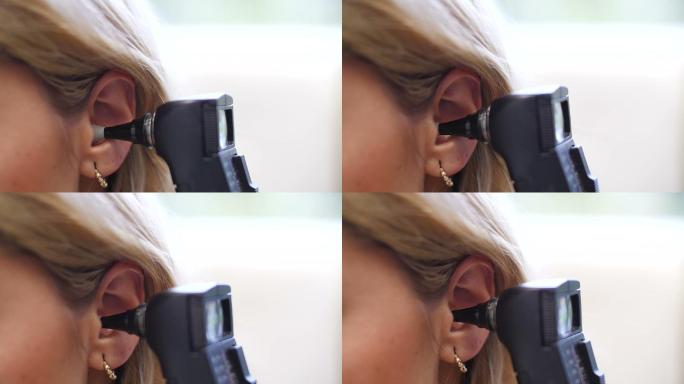 医生检查他的女病人的耳朵