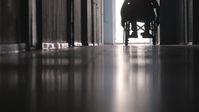 残疾人乘坐轮椅医生医学护士医疗手术室抢救