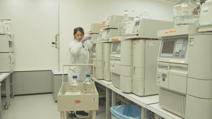 科学家在制药实验室使用质谱仪进行实验