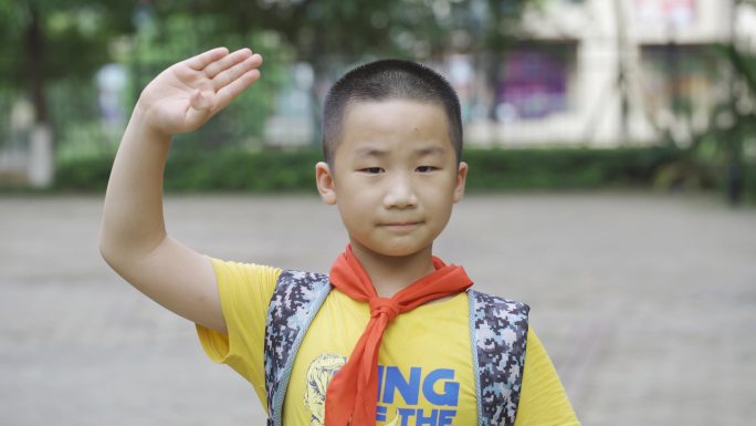 小学生敬礼特写