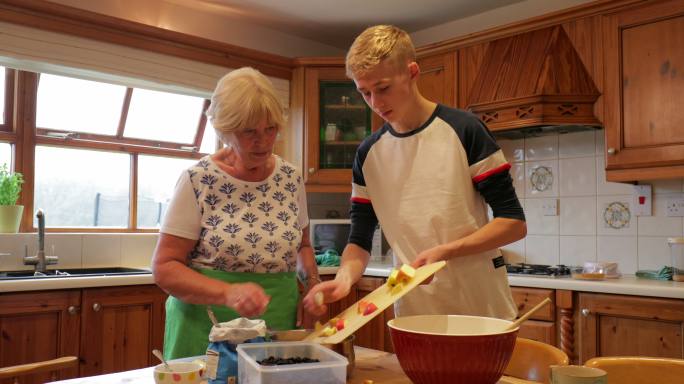 男孩在和祖母一起做饭