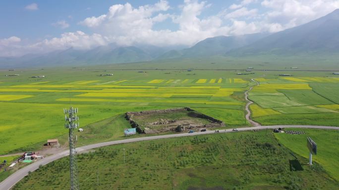 高山草原残破土墙