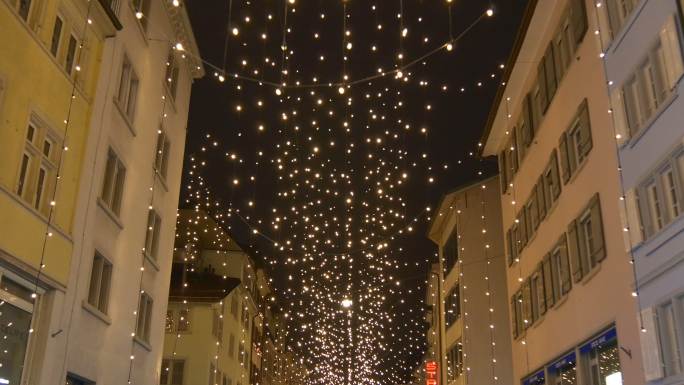 瑞士苏黎世夜间照明圣诞节著名步行街全景