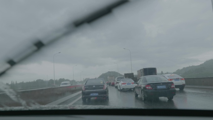 下雨天行车，堵车，视线不好开车。
