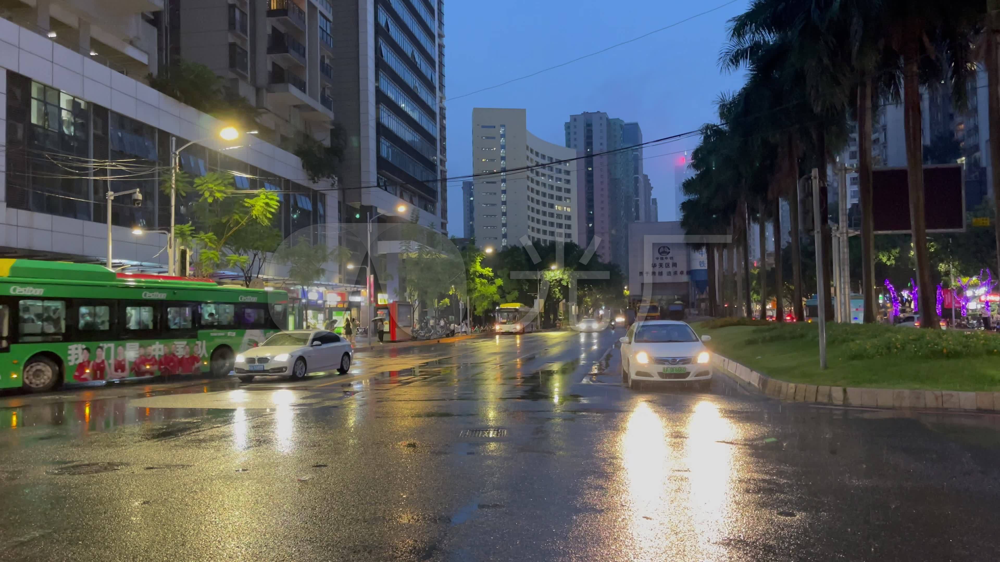 雨夜城市街道车辆行人匆匆走过_3840x2160_高清视频素材下载(编号