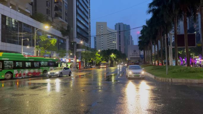 雨夜城市街道车辆行人匆匆走过