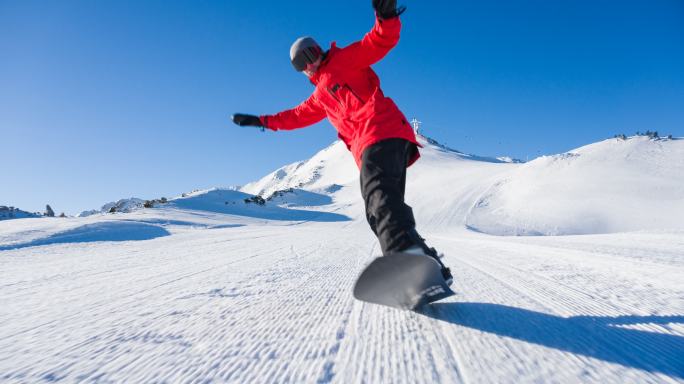 滑雪板运动员滑雪滑雪坡度阳光滑雪服