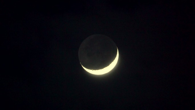 天空中的新月