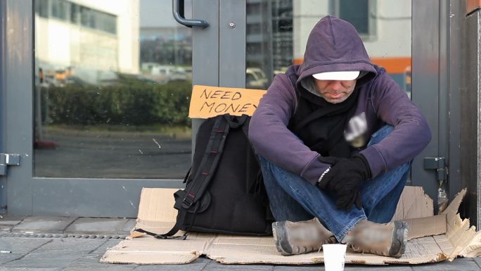 街上乞讨的人无家可归者城市生活人手