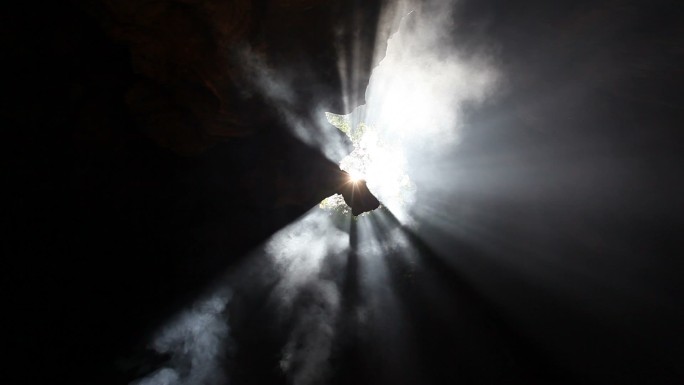 一个山洞的洞口透出一道亮光