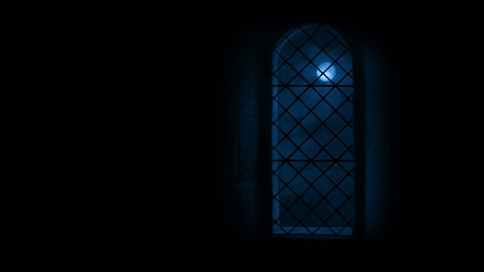 月亮透过城堡的高窗