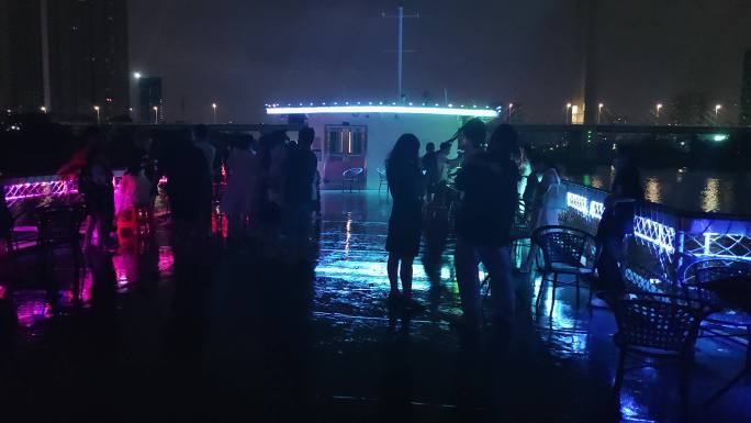 游客夜游轮船渡船甲板夜景江水