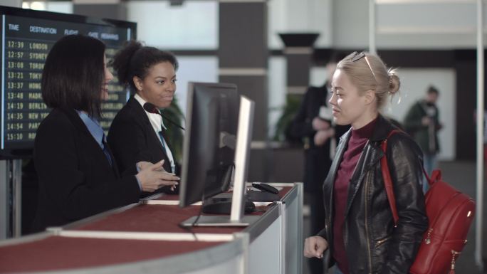 机场安检人员处理旅客信息