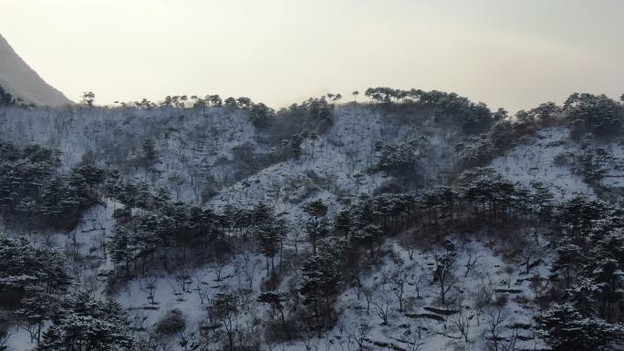 航拍雪景山脉