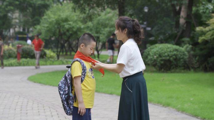 红领巾送小孩小学小学生