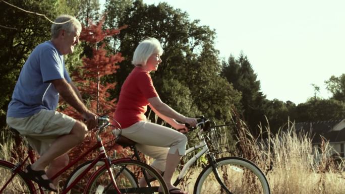 夫妇一起骑自行车