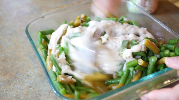 无脂蘑菇汤与绿豆沙锅拌匀