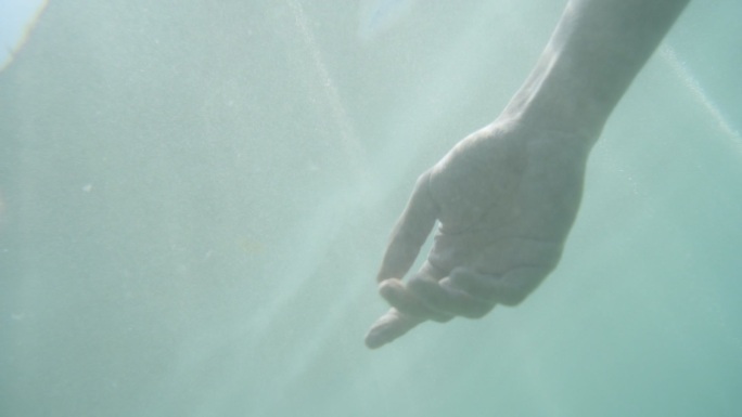 在水里漂浮的人水下手臂水温溺水淹死浮尸