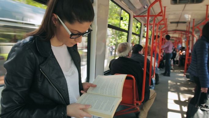 女性在车上看书书籍公共汽车电车