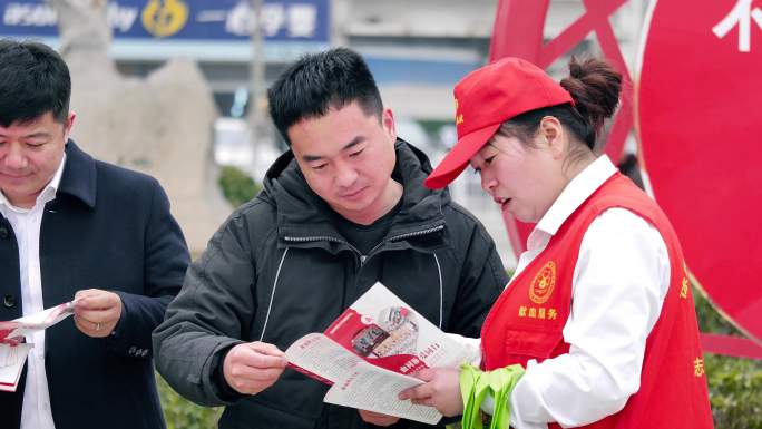 志愿者发传单普及无偿献血知识