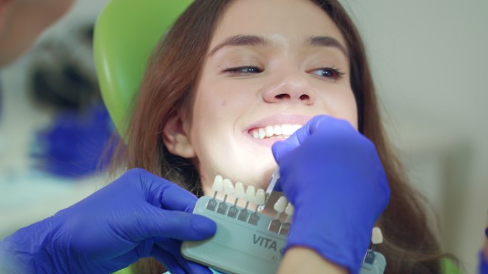 医生检查病人牙齿的白度
