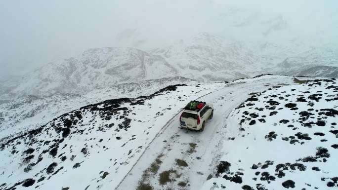 雪山自驾，越野车行驶 ，冰天雪地