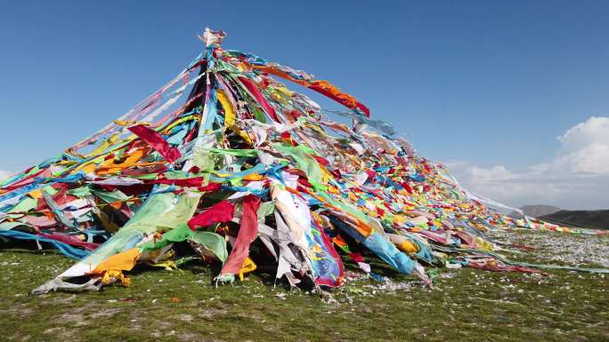 草原五色经幡随风飘扬